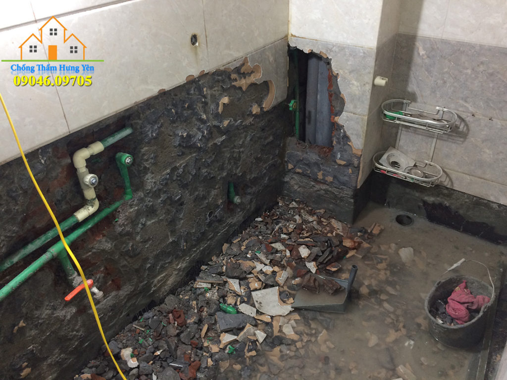 nhà vệ sinh thấm nước do rò rỉ đường ống cấp nước